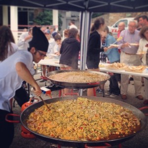 Paella gigante en concurso de paellas en Robledo de Chavela Servicio de paellas gigantes a domicilio, equipo de profesionales