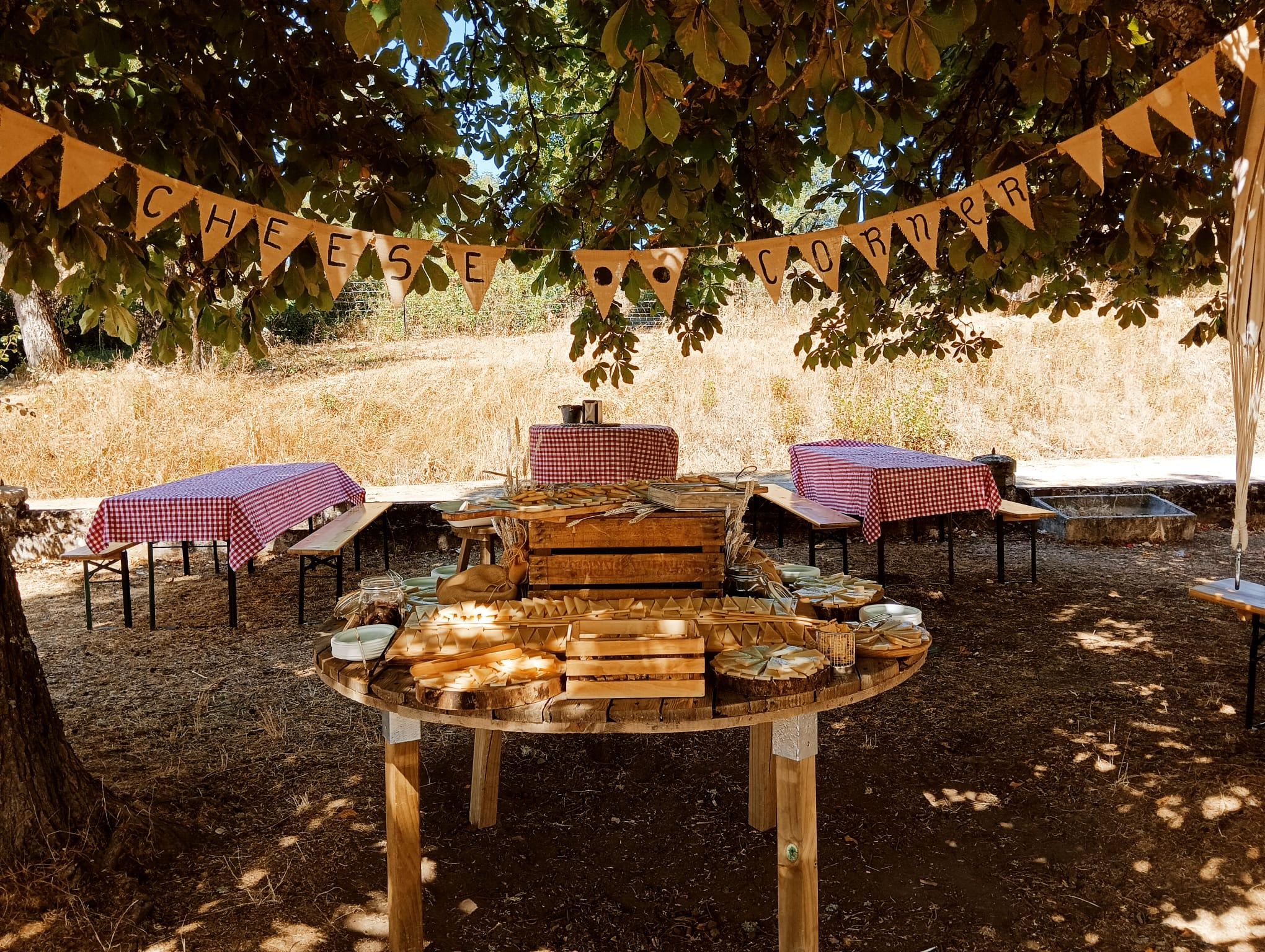 Servicio de catering con puestos para bodas