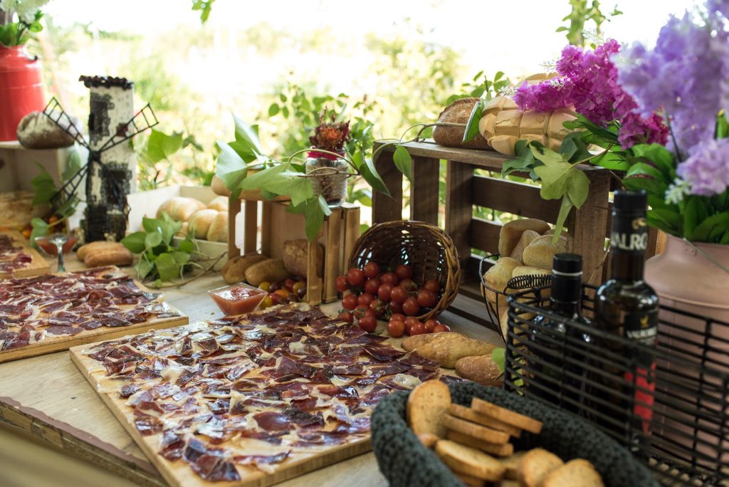 Catering de coctel con estaciones de comida personalizada, incluyendo paellas, aperitivos fr&iacute;os y calientes, buffets y corners para eventos