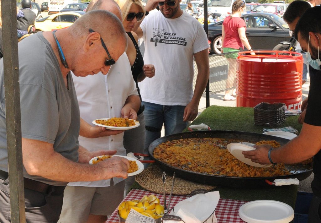 Men&uacute;s vegetarianos completos con paella gigante, fideu&aacute;, arroces y aperitivos para eventos especiales.